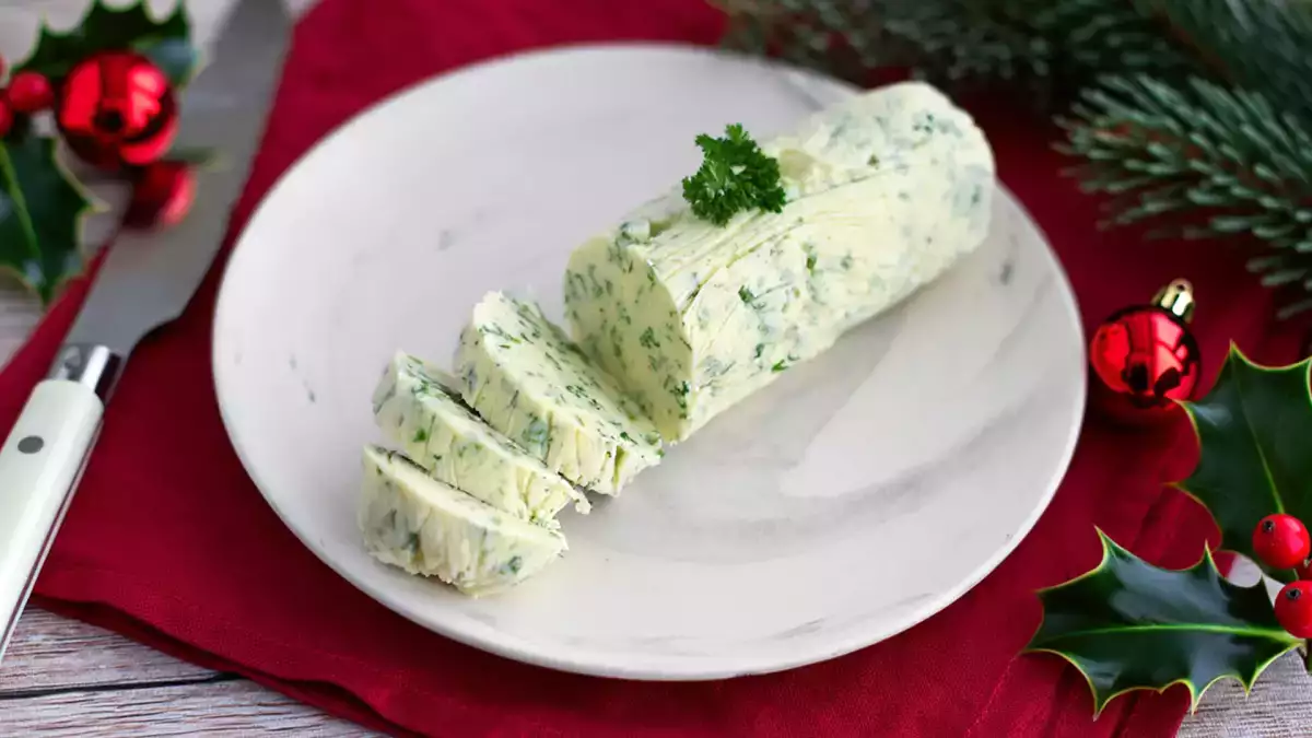 Detta julkryddade smör är enkelt att göra och förvandlar alla middagsrätter