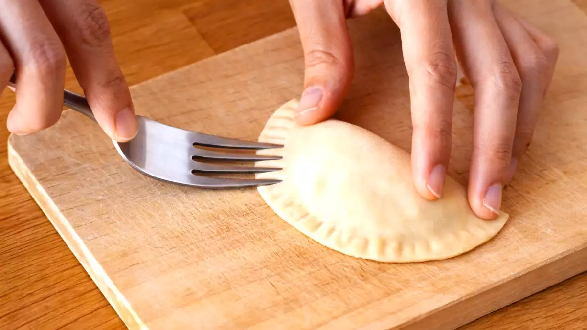Matlagningsknep med en gaffel: det enklaste (och mest användbara) universalverktyget i ditt kök