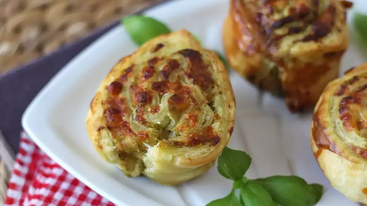 Dessa smördegsbakelser med pesto tar bara 15 minuter att tillaga ... och försvinner ännu snabbare