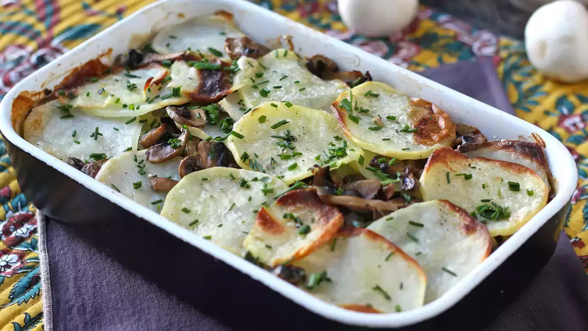 8 potatisgratänger som löser veckans alla måltider i ugn, fritös och med sötpotatis