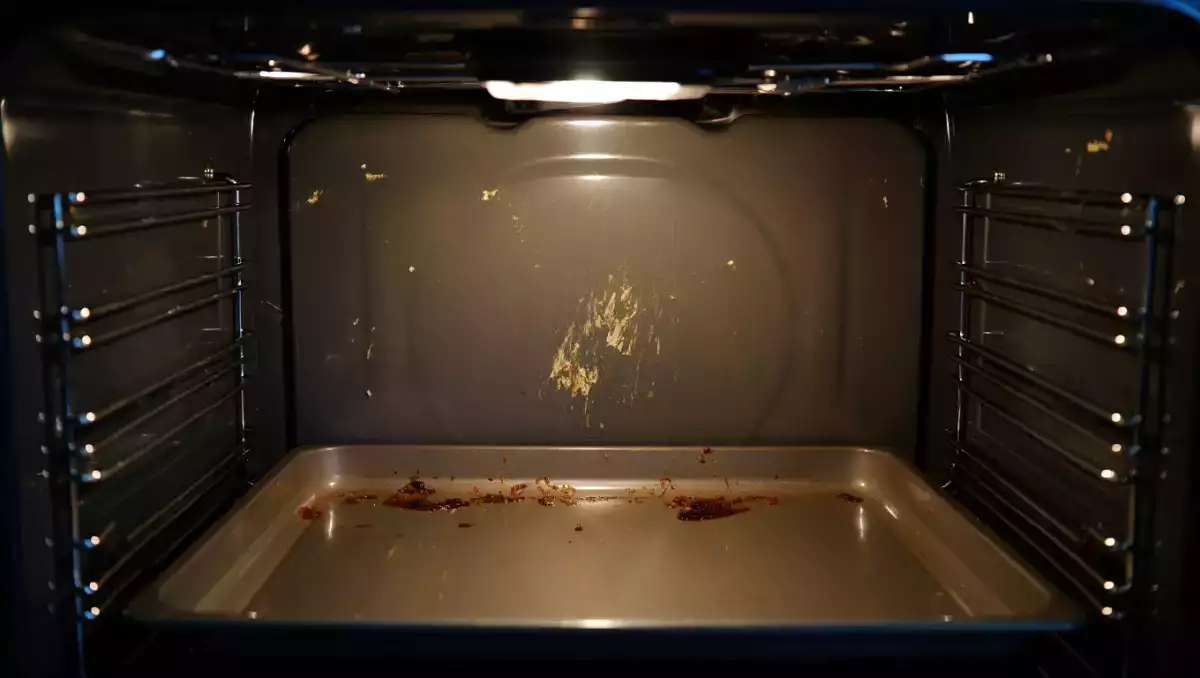 Är din ugn full av inkrusterat fett? Här är ett enkelt tips för att rengöra den utan kemikalier