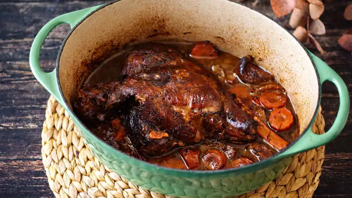 Hur man gör långsamt stekt lammben: den enkla metoden för mört, smakrikt kött