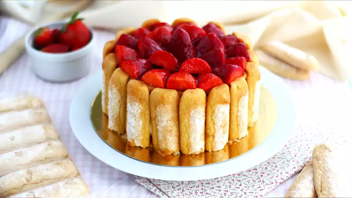 Denna enkla jordgubbscharlotte är helt klart vår favoritdessert på våren!