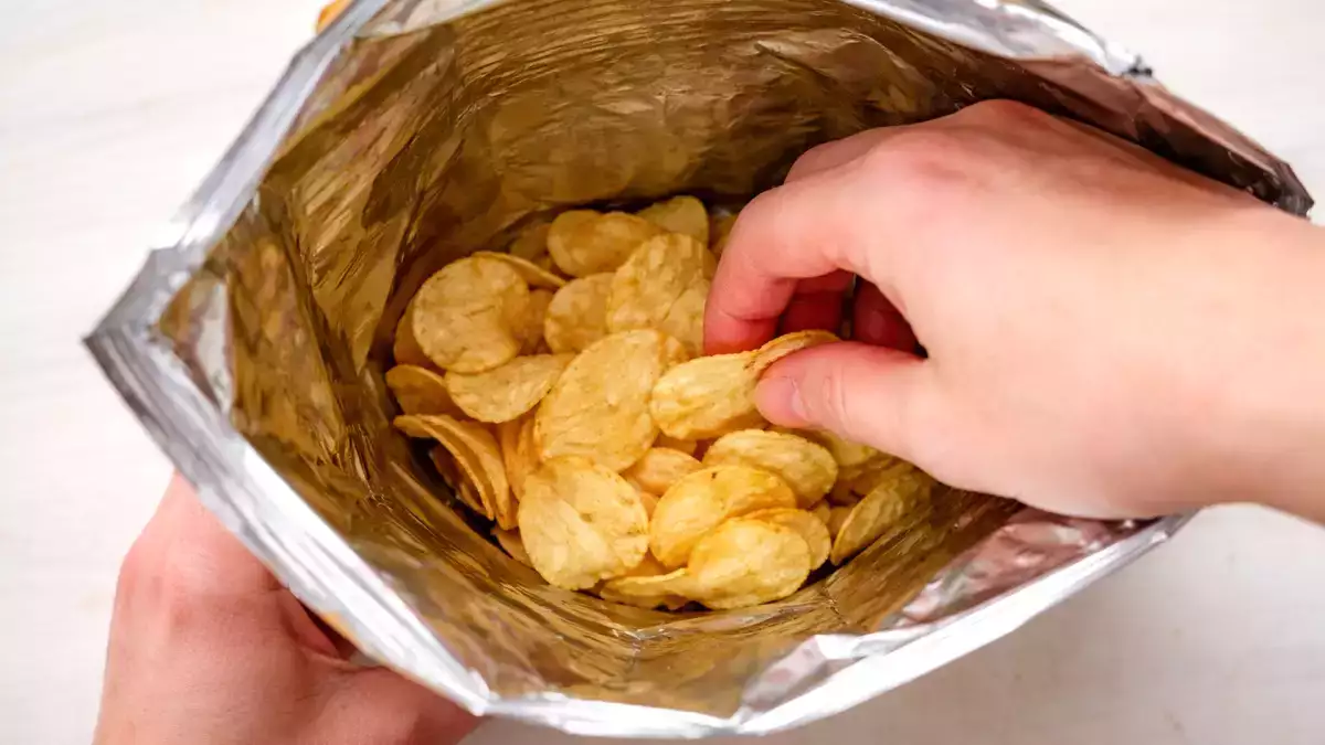 Varför är det så mycket luft i chipspåsarna? Blir vi lurade?