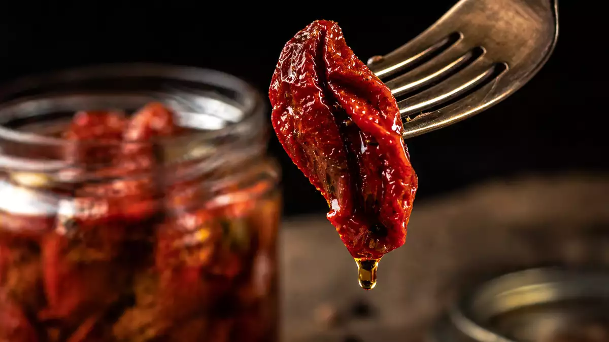 Soltorkade tomater i olja: ett smakkoncentrat i skafferiet och 10 recept för att få ut det mesta av det.