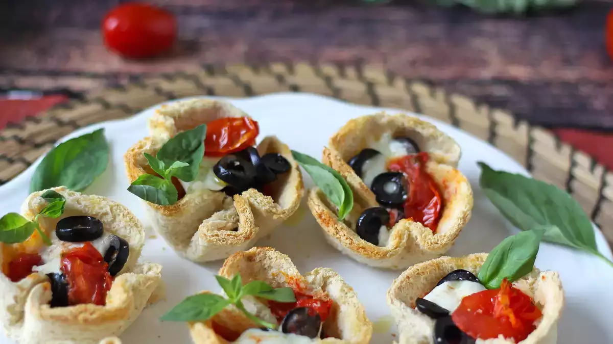 Korgar med knaperstekt bacon: den enkla aptitretaren som är på modet (klar på 20 minuter!)