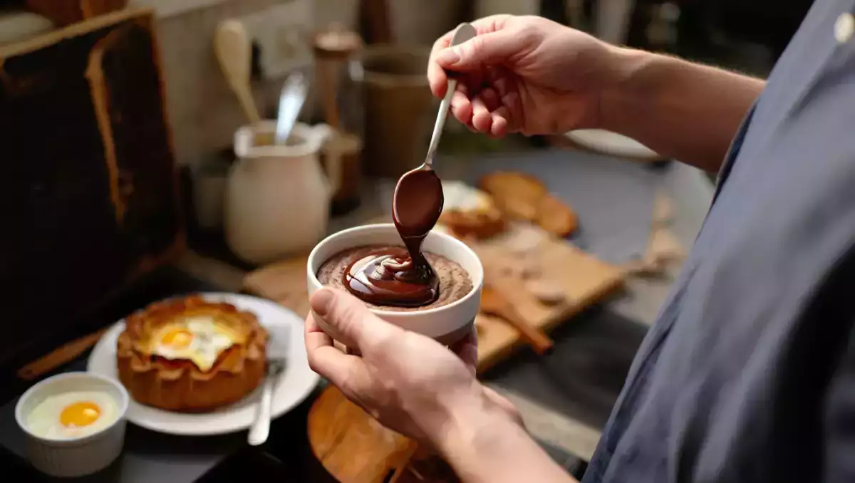 Dagens meny, 6 maj: Mjukkokta ägg, camembert- och äppeltårta samt kaffepudding