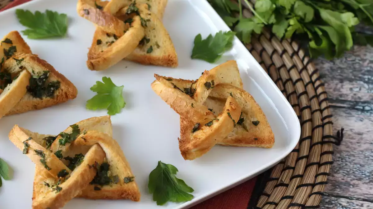 Snacks med skivat bröd: enkla idéer för att få ut det mesta av en stapelvara som alltid finns hemma