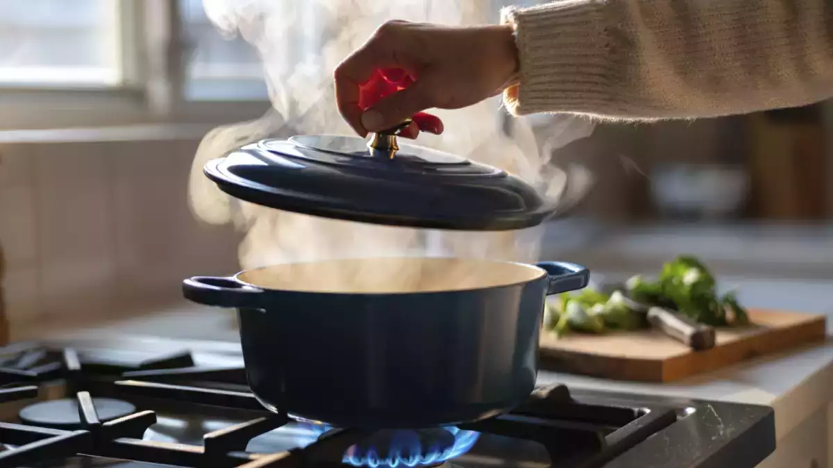 När du ska täcka över eller inte täcka över grytan: gesten som helt förändrar dina rätter.