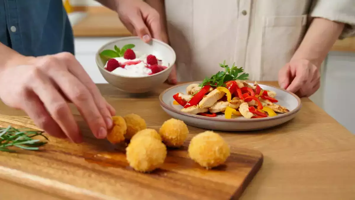 Dagens meny, 23 maj: luftfrysta panerade babybel, kebab med kyckling och paprika, yoghurt- och hallonglass