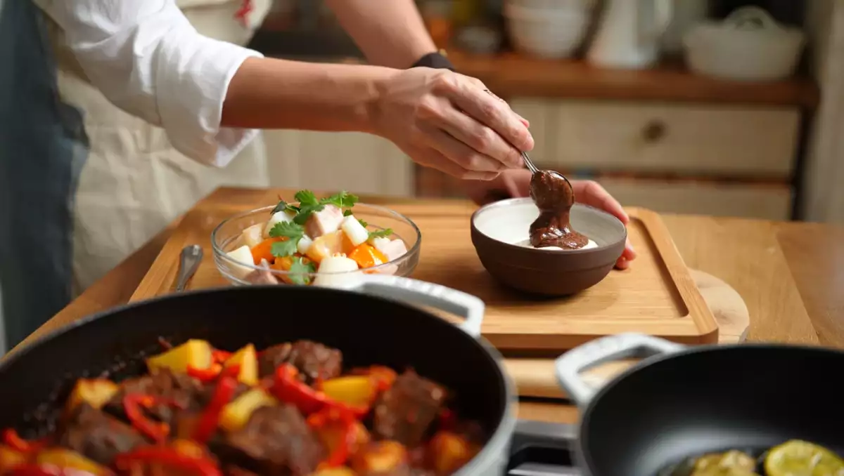 Dagens meny, 21 maj: en smakfull resa med ceviche, spansk gryta och mjuk pepparkaka