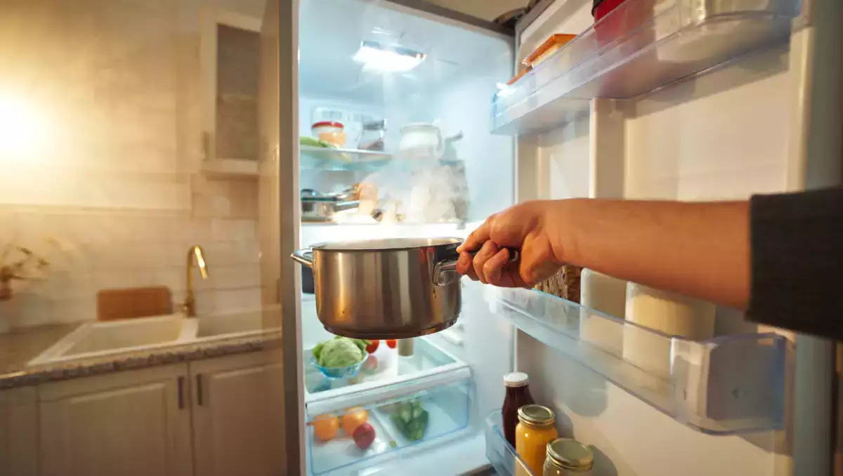 Varför det är bättre att låta en kastrull med matrester svalna innan du ställer in den i kylskåpet