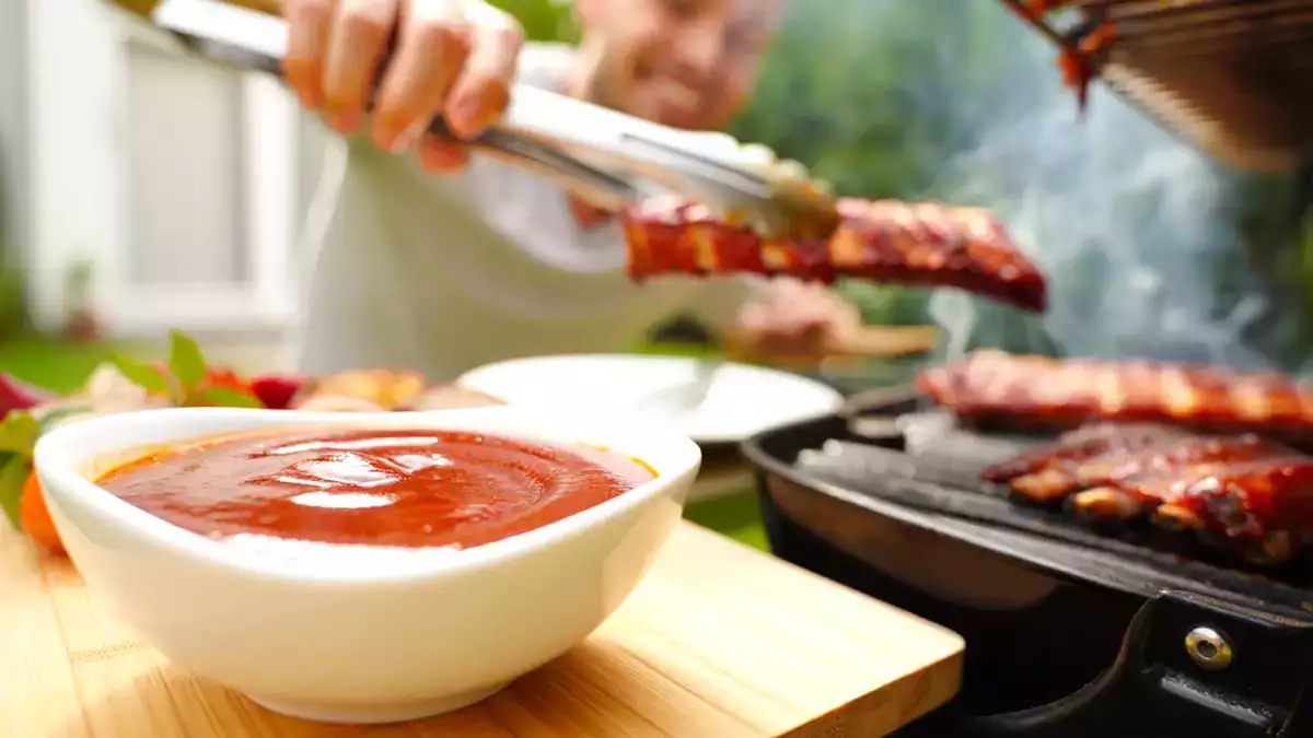Barbecue sås: gör det hemma och förvandla allt kött
