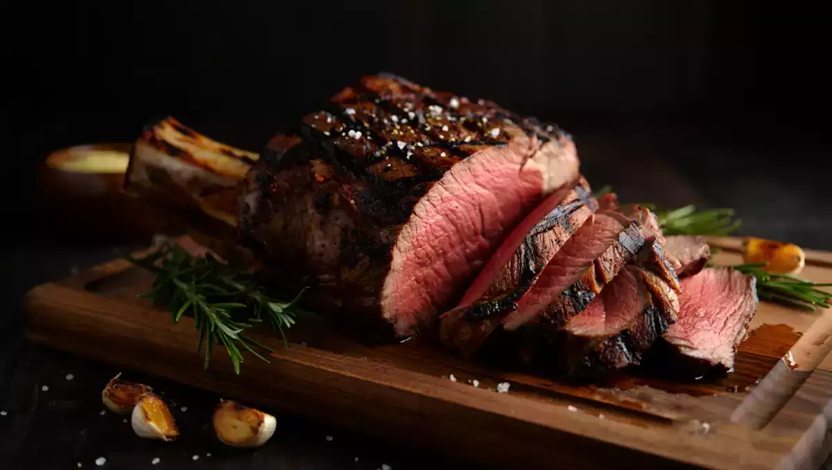 Kan du äta kött på kvällen utan att störa din sömn? Vad du behöver veta för att undvika rastlösa nätter