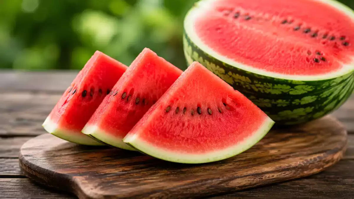 Hur man känner igen en söt vattenmelon utan att skära upp den: enkla tips för att välja rätt