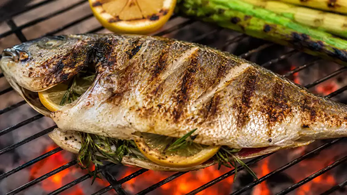 Grillad fisk: tips för att den inte ska fastna, inte gå sönder och bli saftig och perfekt tillagad