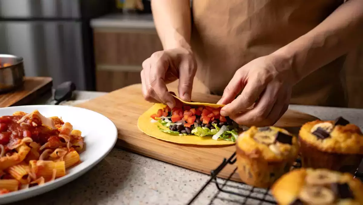 Dagens meny, 23 juni: en smakfull resa med tortillaskålar, pasta all'amatriciana och gourmetmuffins