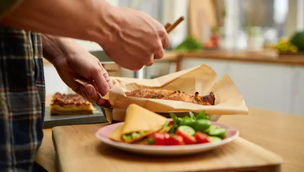 Dagens meny, 27 juni: smakfulla vegetariska tacosamosas, kyckling i papper och veganska cheesecakes