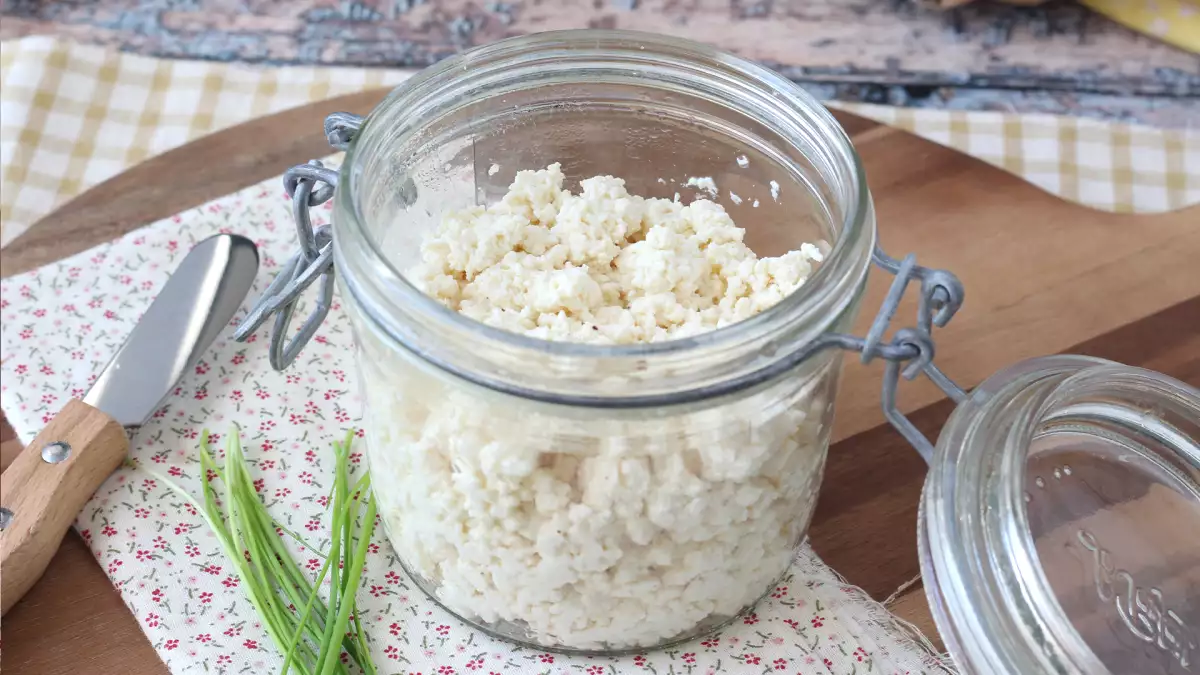 Hur gör man hemlagad cottage cheese? Ett superbilligt recept med bara två ingredienser!