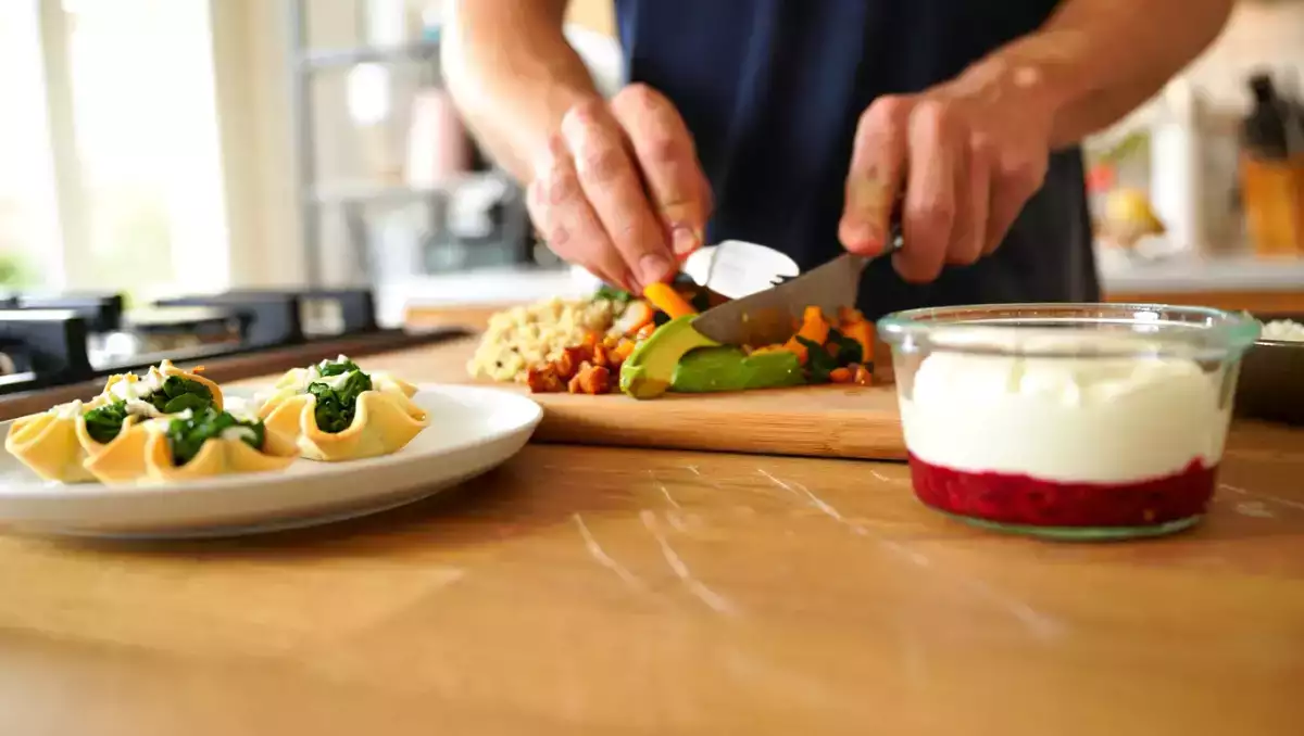 Dagens meny, 6 juli: frasiga smördegsbakelser, näringsrik vegetarisk buddha bowl och vit choklad-hallonbavarois
