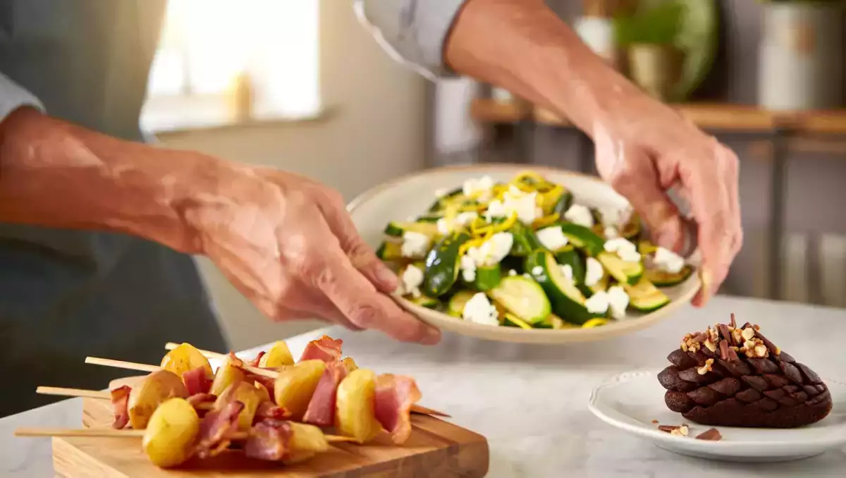 Dagens meny, 5 juli: en smakrik 3-rätters med aptitretare, citronzucchini och chokladpinecone