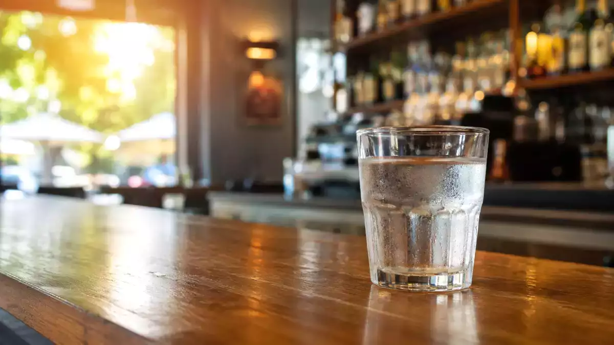 Hettvåg: Är en bar skyldig att bjuda på ett glas vatten om man inte beställer något?