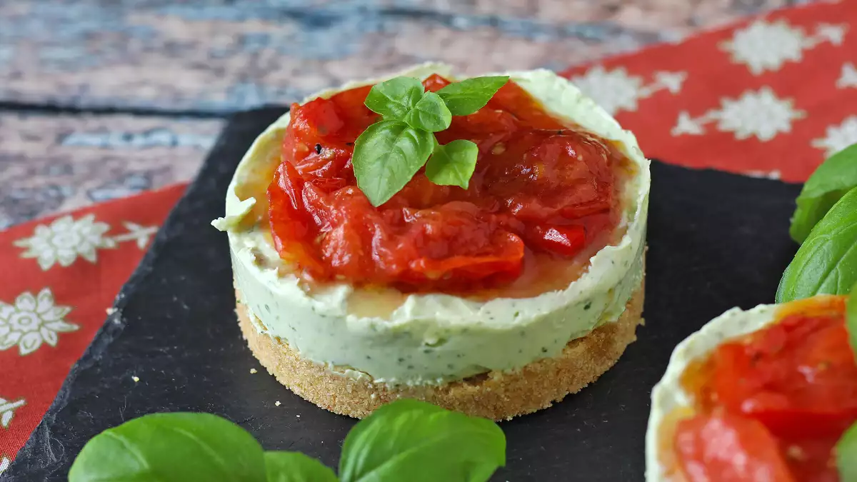 Små salta cheesecakes i portionsstorlek: färska, krämiga och lätta att servera vid alla tillfällen