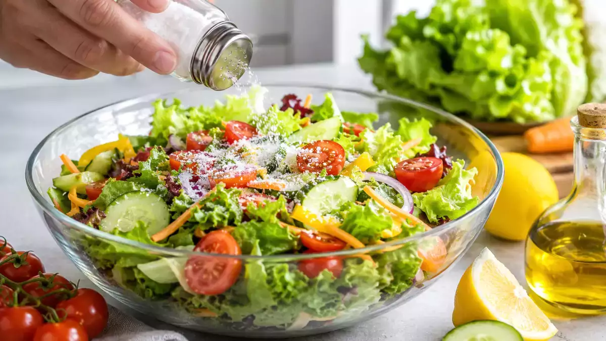 Har du hällt för mycket salt i salladen? Ett knep som återställer den rätta smaken utan att använda vatten