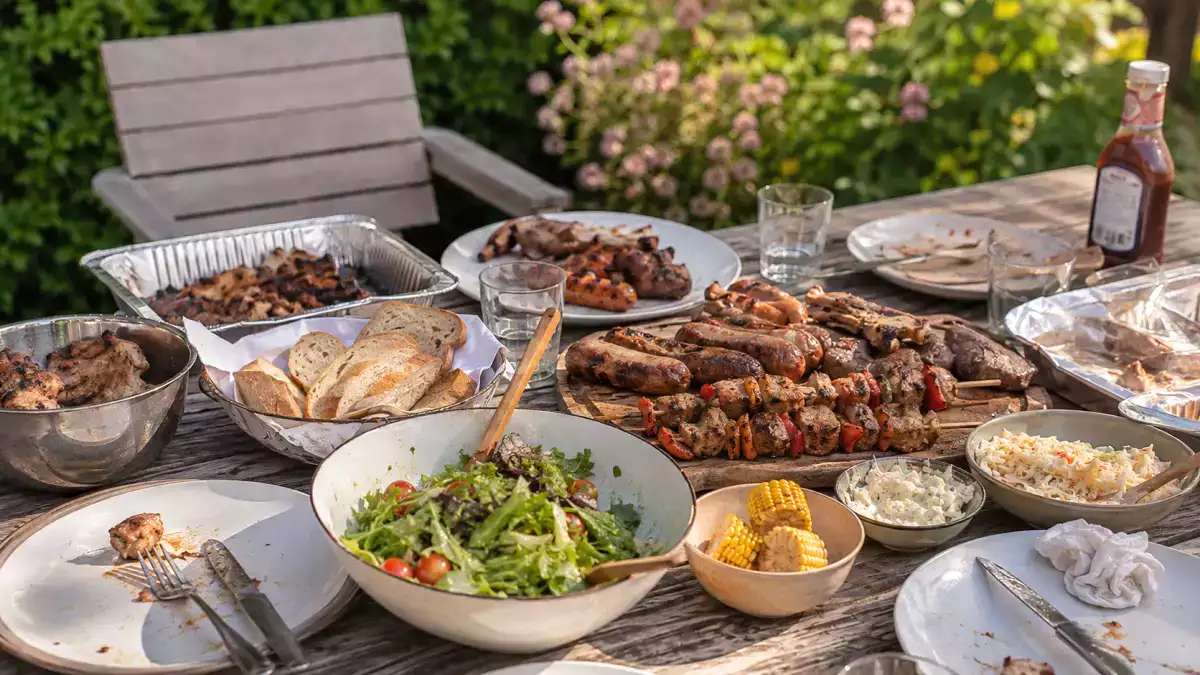 Efter en grillfest ska du aldrig låta resterna stå kvar på bordet längre än så här länge...