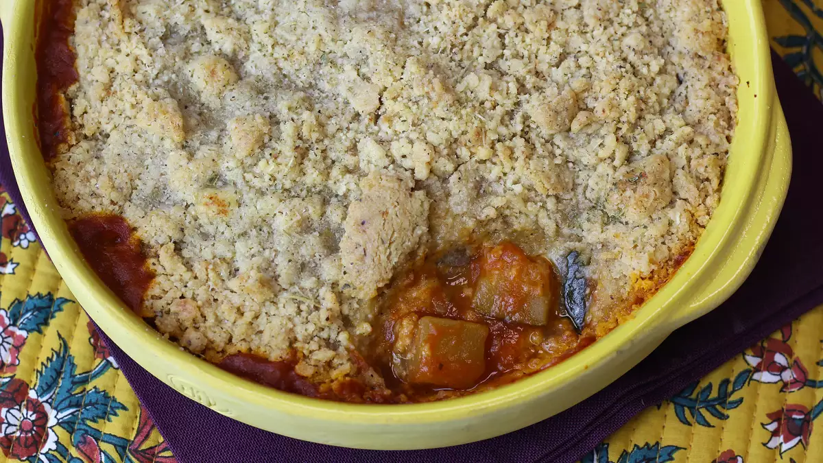 Denna ratatouille-crumble kan förberedas i förväg och smakar lika gott varm som kall!