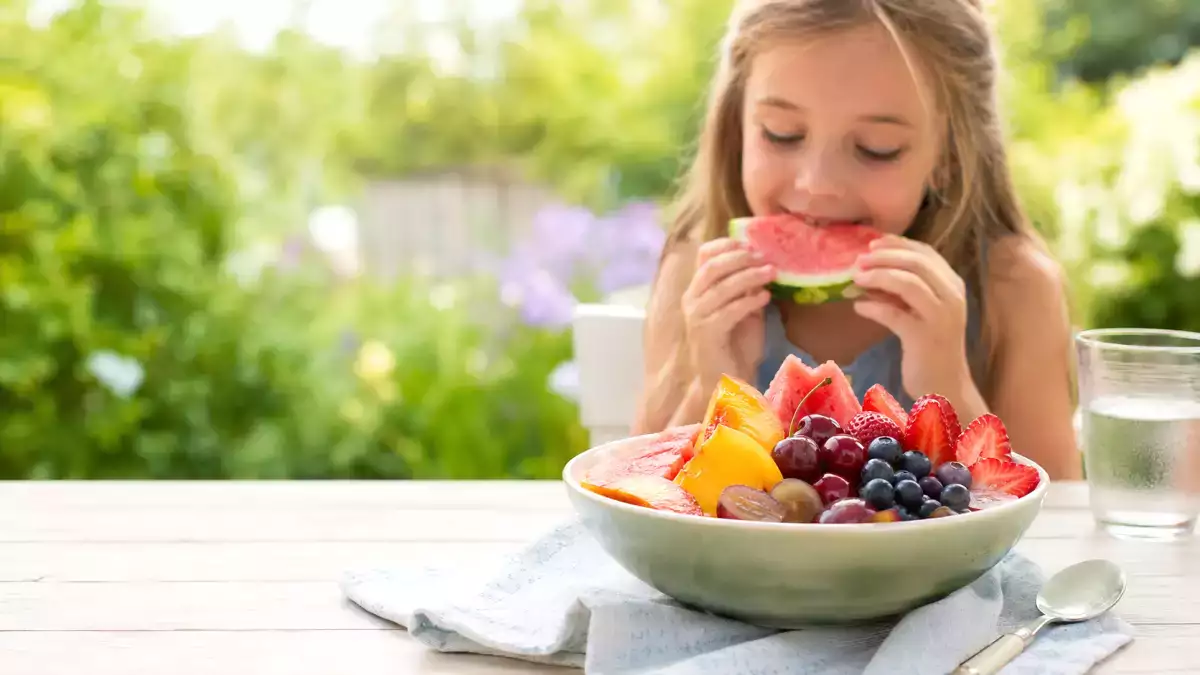 Sommarfrukter som lugnar barnen: lätta, söta och uppfriskande alternativ