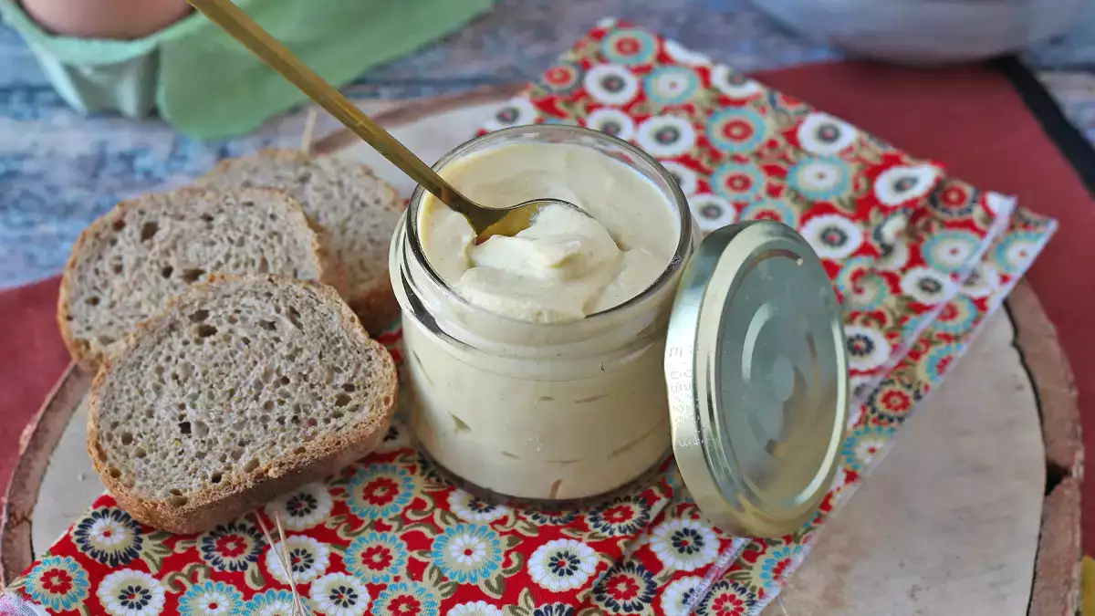 Är hemlagad majonnäs verkligen hälsosammare? Vad den korta ingredienslistan inte avslöjar...