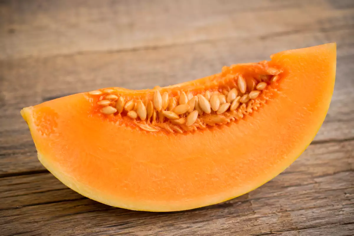 Ska man lämna kvar kärnorna när man förvarar en redan uppskuren melon?