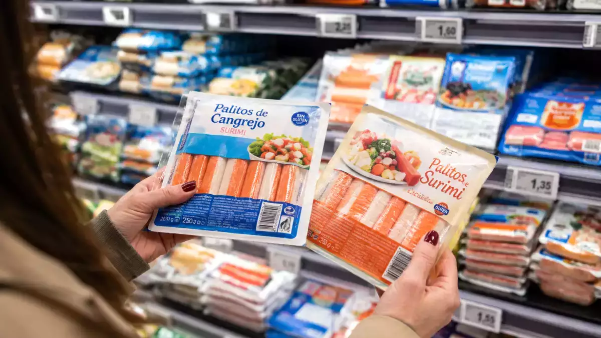 Krabbpinnarna innehåller ingen krabba: hur man väljer en surimi som är värd att köpa