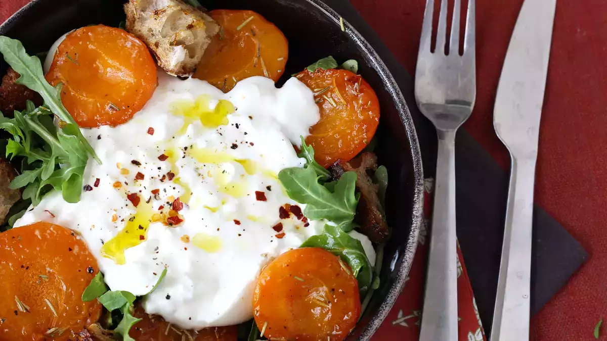 10 sommarsallader med ost: fräscha recept med feta, burrata, mozzarella och getost