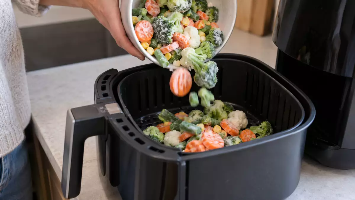 Frysta grönsaker i Air Fryer: måste man verkligen tina dem innan tillagningen?