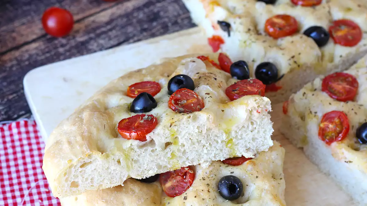 Denna tjocka focaccia med körsbärstomater och oliver charmar redan med sin doft: ett recept som är värt att prova