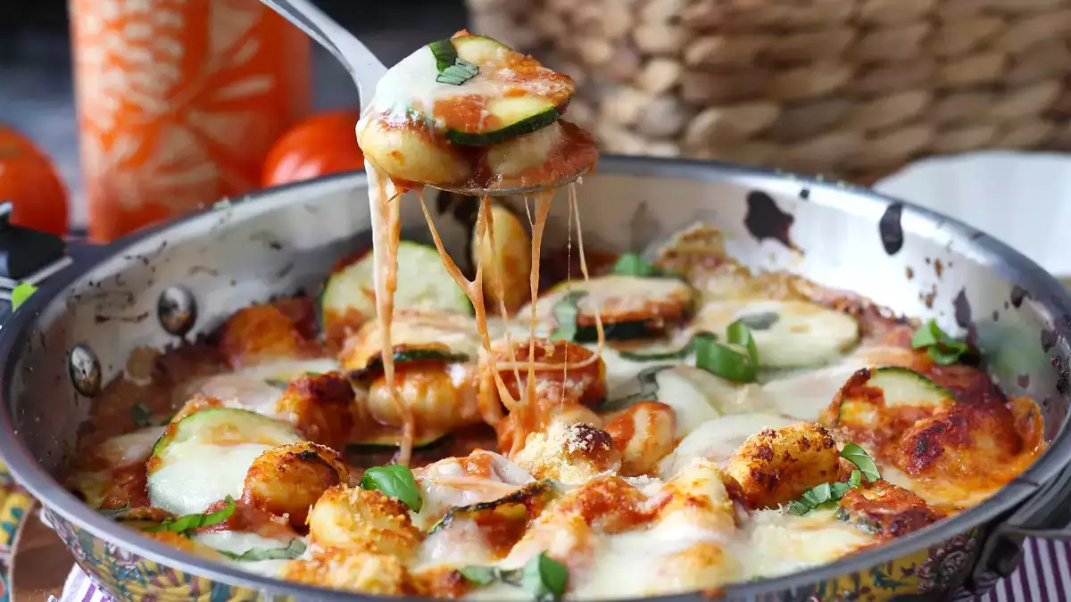 Har du inte tid att laga mat? Denna underbart krämiga gnocchi-gratin är klar på mindre än 30 minuter