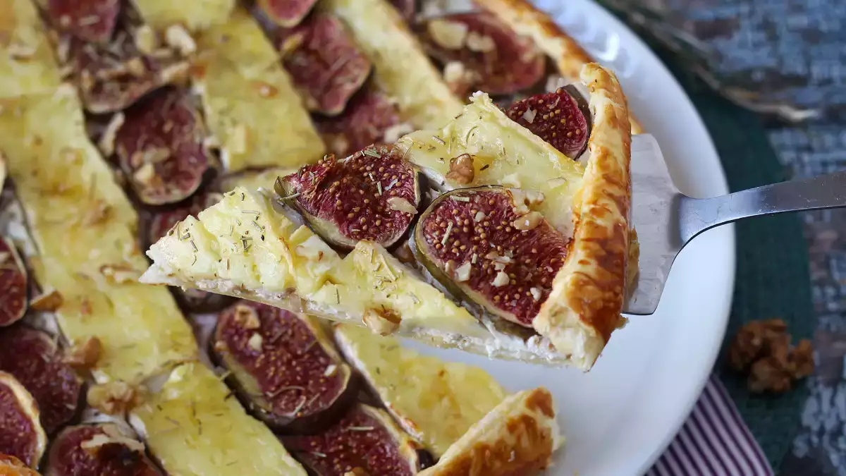 Innan fikonäsongen är över, prova den här tunna pajen med brie och valnötter