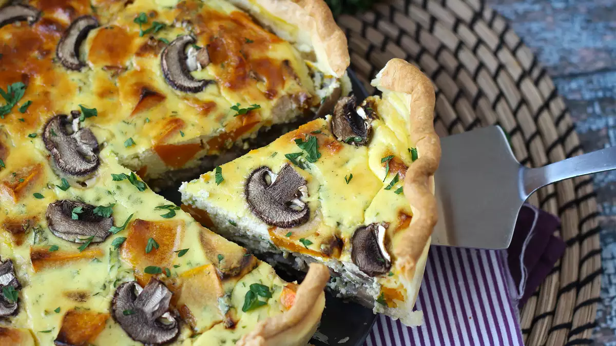 Quiche med hokkaidopumpa och svamp: ett enkelt och mjukt höstrecept