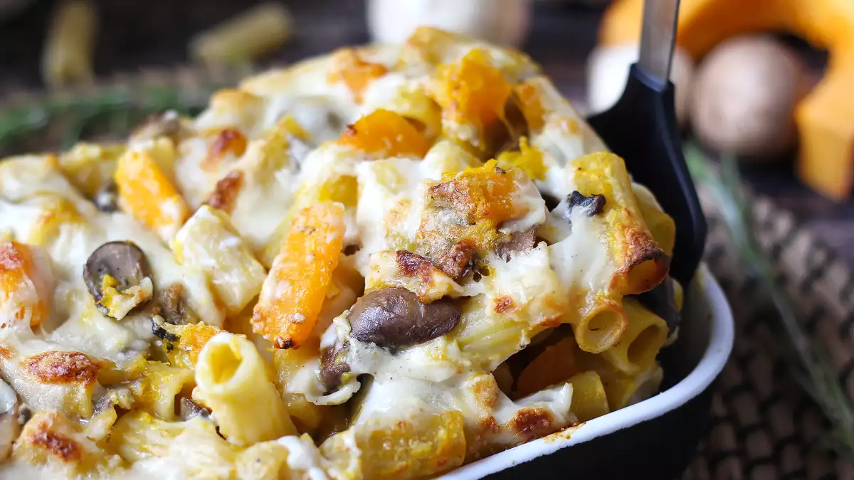 Den här pastagratängen förenar krämighet med höstens dofter och låter säsongens smaker ta plats på bordet