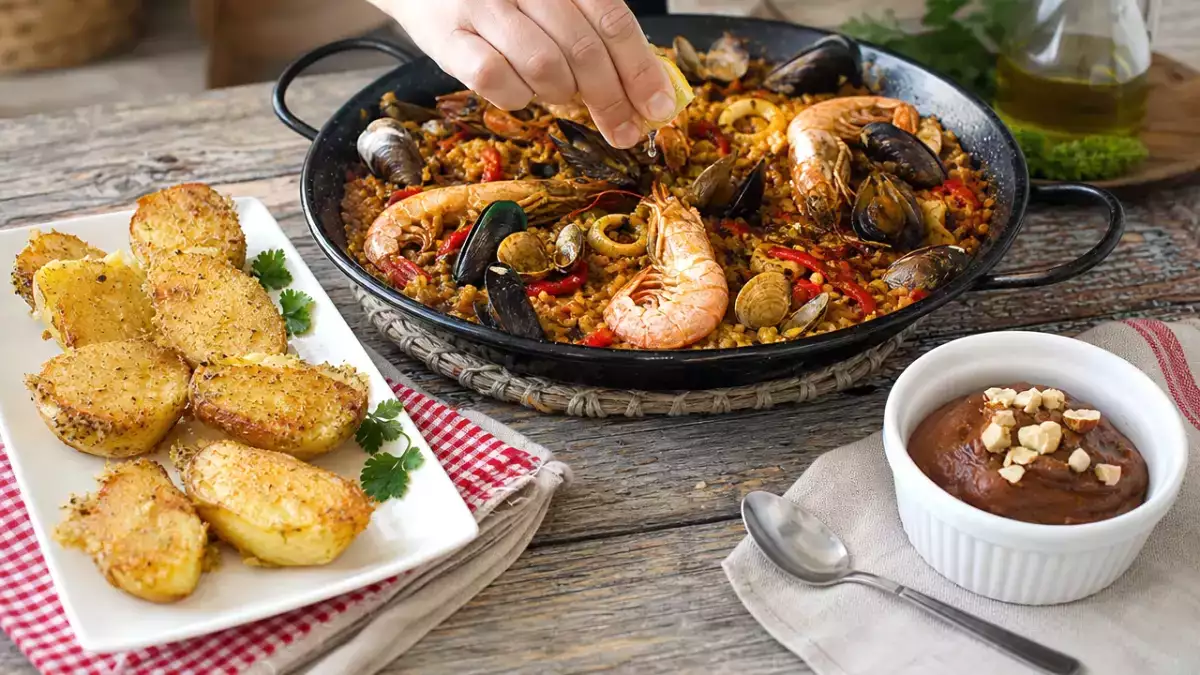 Skaldjurspaella med saffran och vegansk hasselnötskräm