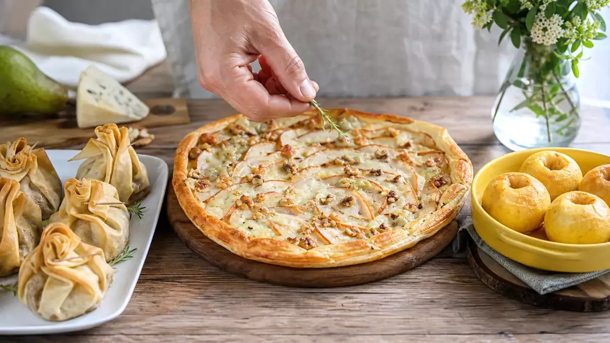 Päron med brie och gorgonzola – en sötsalt höstmeny med bakade äpplen