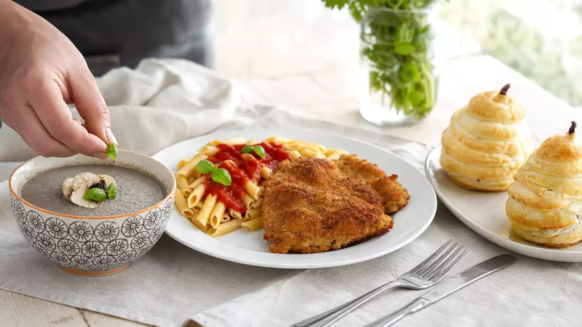 Dagens meny, 22 oktober: krämig svampsoppa, milanesisk kalvschnitzel och päron med choklad
