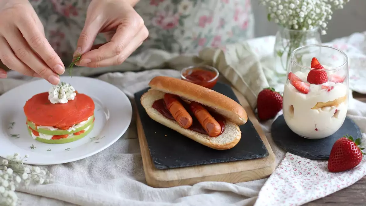 Dagens meny, 31 oktober: lax och grönt äpple, blodiga hot dogs och jordgubbstiramisu