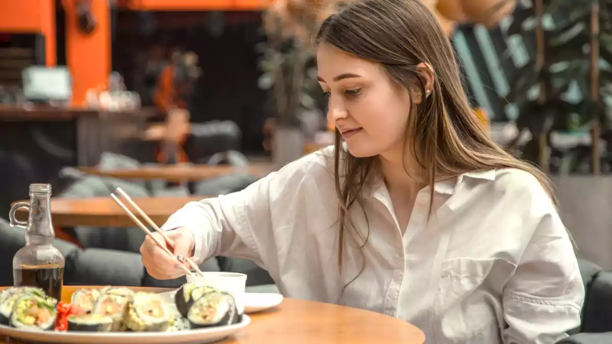 Om du äter sushi på det här sättet gör du fel: vad en japansk person aldrig skulle göra.