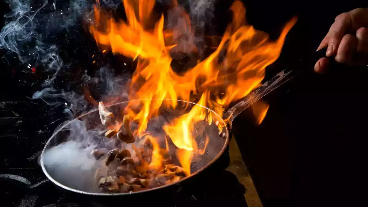 Gör inte detta farliga misstag när du släcker en fettbrand