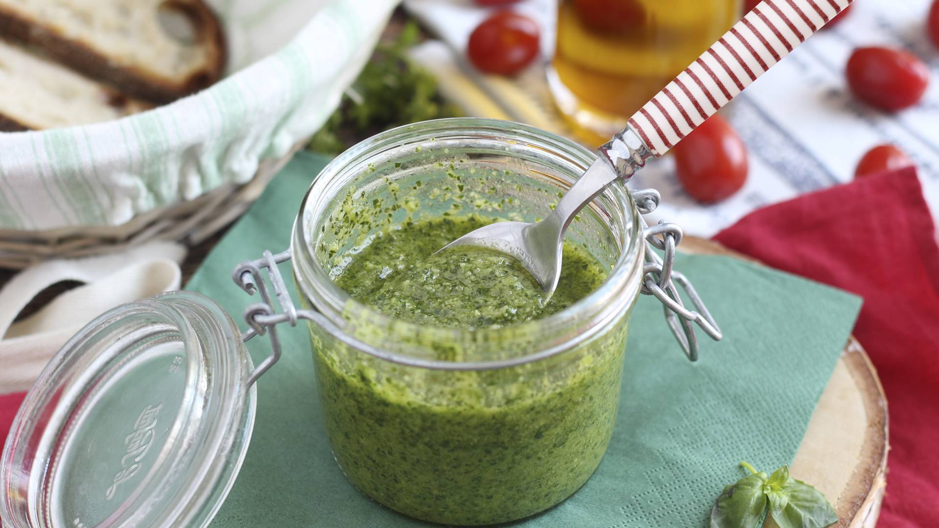 Vad kan jag göra för att förhindra att min hemlagade pesto blir svart?