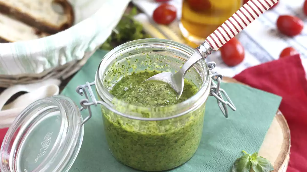Vad kan jag göra för att förhindra att min hemlagade pesto blir svart?