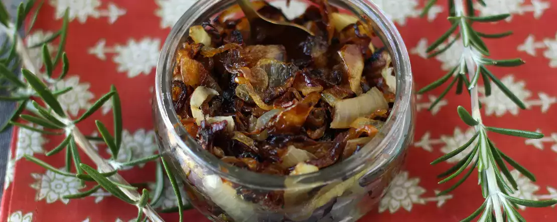 Lökconfit: enkel, billig och perfekt för festliga måltider